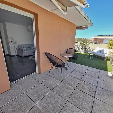 Апартаменти Rooftop Du Lavandou - Terrace And Pool Ле-Лаванду