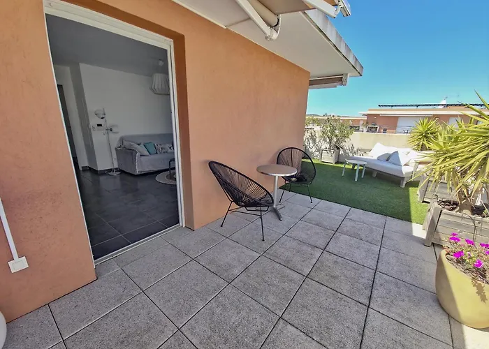 Апартаменти Rooftop Du Lavandou - Terrace And Pool Ле-Лаванду